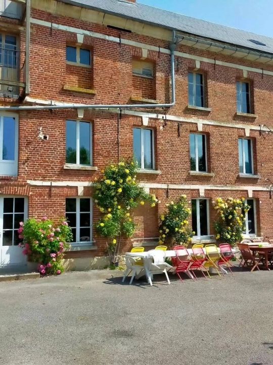 La Façade du Moulin — Construit dans les années 1790, le Moulin mêle briques et pierres dans une architecture typique de son histoire et de son territoire. La Façade du Moulin — Construit dans les années 1790, le Moulin mêle briques et pierres dans une architecture typique de son histoire et de son territoire.