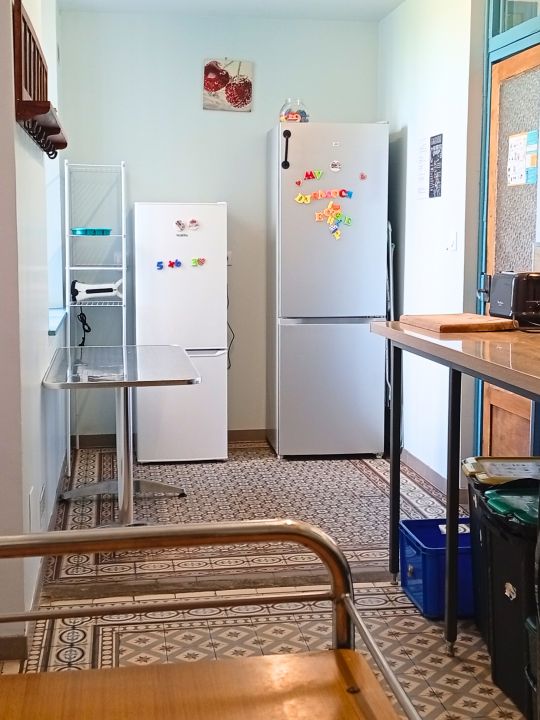 L'Office — 12,5 m² aux carreaux de ciment, pensé pour faciliter l'organisation des repas et la vie quotidienne : plonge, deux réfrigérateurs, lave-vaisselle, lave-linge, plan de travail, cafetière, grille-pain et rangements. Un WC indépendant complète les équipements du rez-de-chaussée. L'Office — 12,5 m² aux carreaux de ciment, pensé pour faciliter l'organisation des repas et la vie quotidienne : plonge, deux réfrigérateurs, lave-vaisselle, lave-linge, plan de travail, cafetière, grille-pain et rangements. Un WC indépendant complète les équipements du rez-de-chaussée.