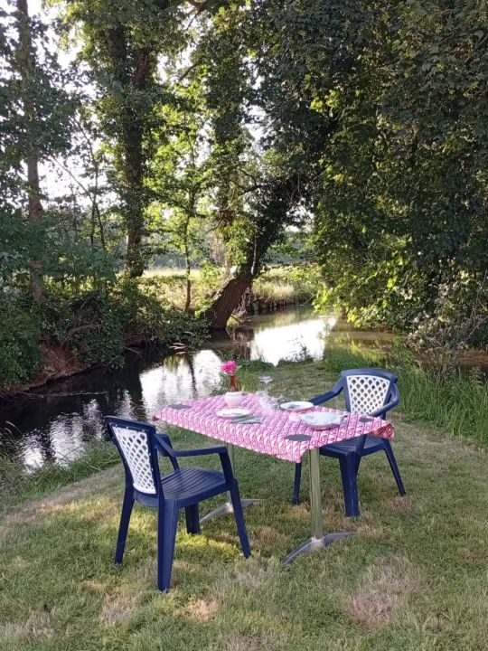 Les Berges du Moulin — Au bord de la Celle<br />Les berges et la presqu'île offrent un espace privilégié pour profiter de la rivière, prendre l'air, discuter ou simplement s'arrêter quelques instants au bord de l'eau. Les Berges du Moulin — Au bord de la Celle<br />Les berges et la presqu'île offrent un espace privilégié pour profiter de la rivière, prendre l'air, discuter ou simplement s'arrêter quelques instants au bord de l'eau.