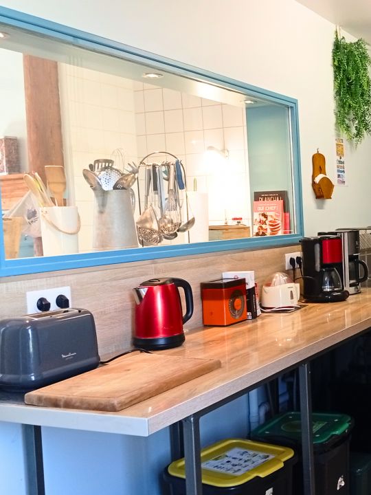 L'Office — Le plan de travail<br />Un espace de travail supplémentaire pour organiser les repas, préparer le service et garder la cuisine facilement organisée.<br />Deux cafetières filtres, une bouilloire, un grille-pain et un presse-agrumes permettent de préparer facilement les petits-déjeuners et les boissons chaudes du groupe. L'Office — Le plan de travail<br />Un espace de travail supplémentaire pour organiser les repas, préparer le service et garder la cuisine facilement organisée.<br />Deux cafetières filtres, une bouilloire, un grille-pain et un presse-agrumes permettent de préparer facilement les petits-déjeuners et les boissons chaudes du groupe.
