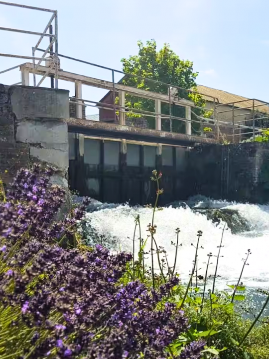 Le Moulin des Prés — La chute d'eau<br />La rivière franchit la chute du Moulin au rythme de l'eau, un élément emblématique du site qui rappelle son histoire de moulin à eau. Le Moulin des Prés — La chute d'eau<br />La rivière franchit la chute du Moulin au rythme de l'eau, un élément emblématique du site qui rappelle son histoire de moulin à eau.